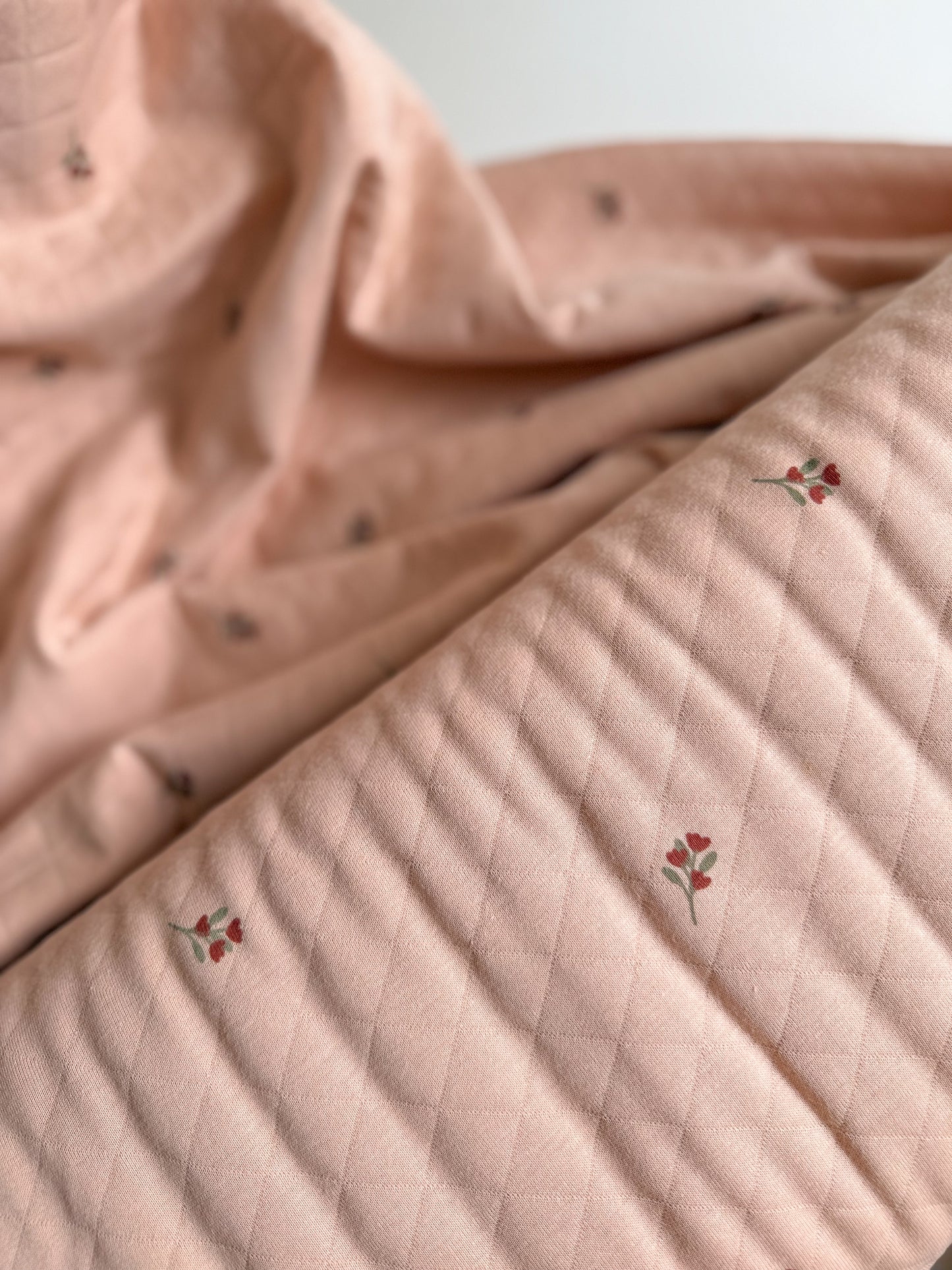 Quilted jersey fabric with rouge floral print