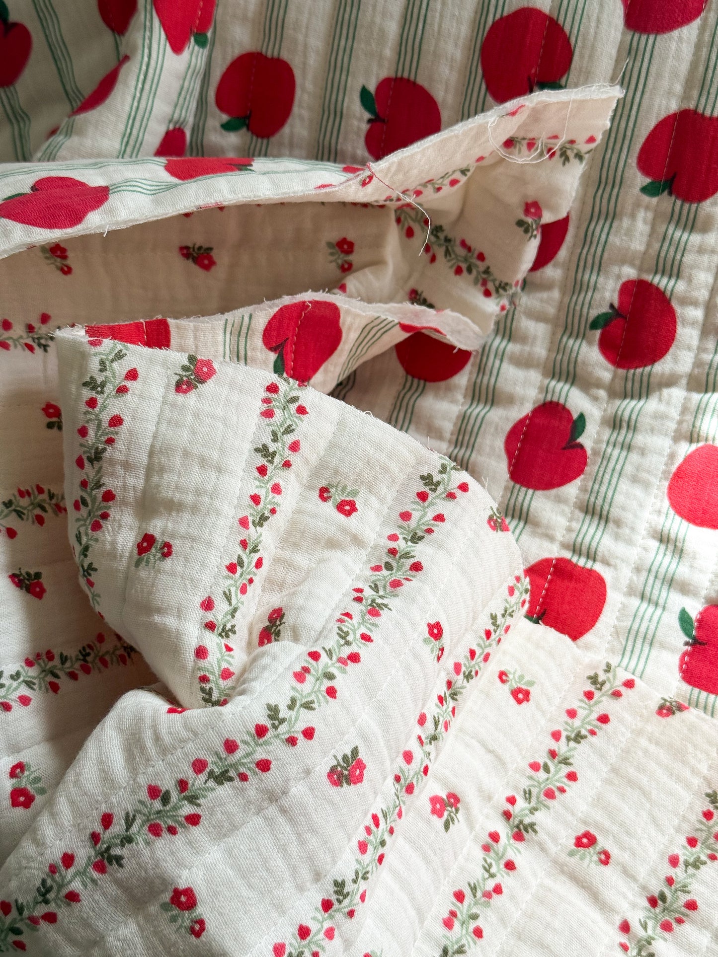 Reversible Quilted Double Gauze Fabric - Big Apple / Garland