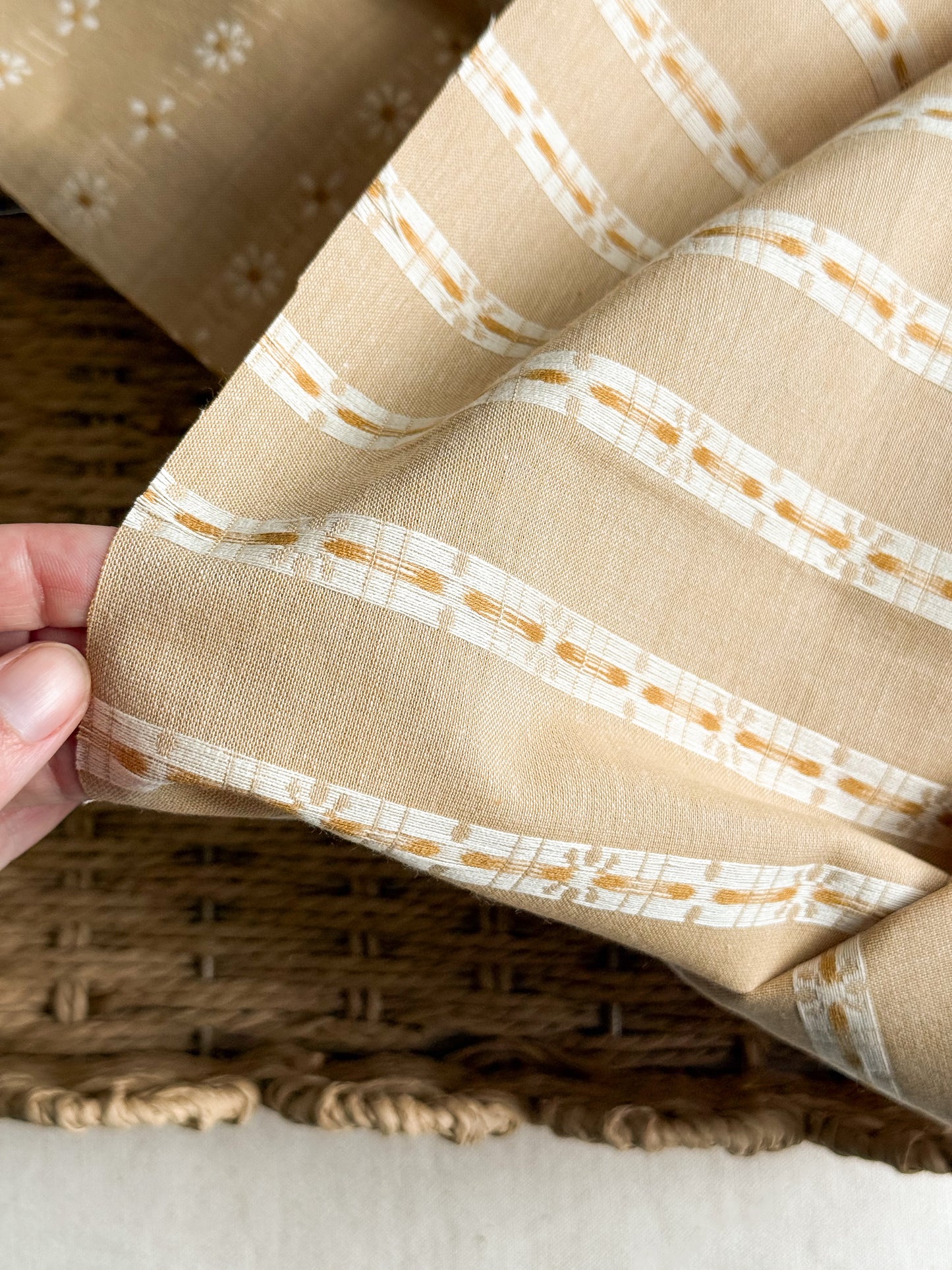 Woven Daisy Cotton Fabric - Biscuit - 40cm Remnant