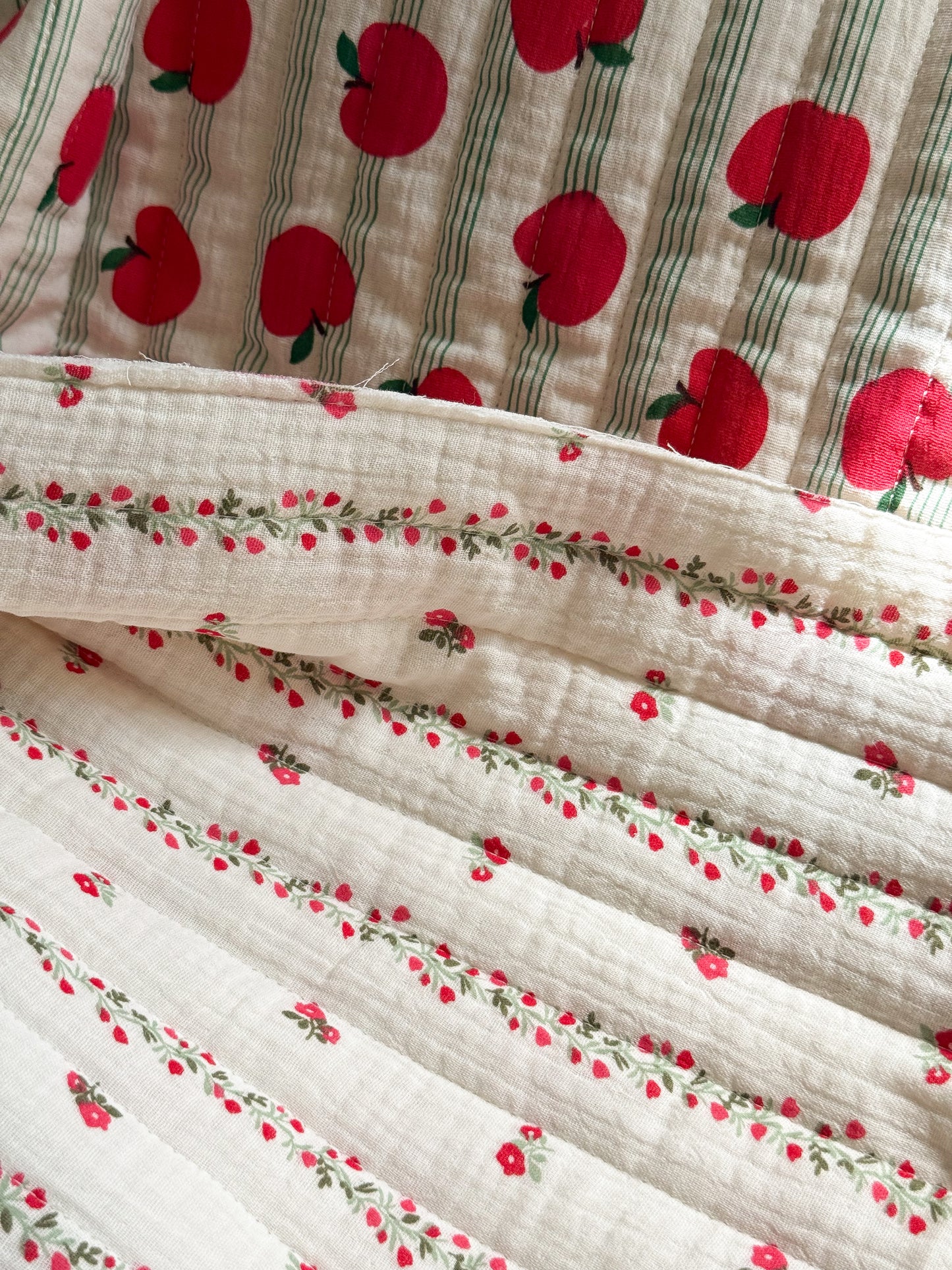Reversible Quilted Double Gauze Fabric - Big Apple / Garland