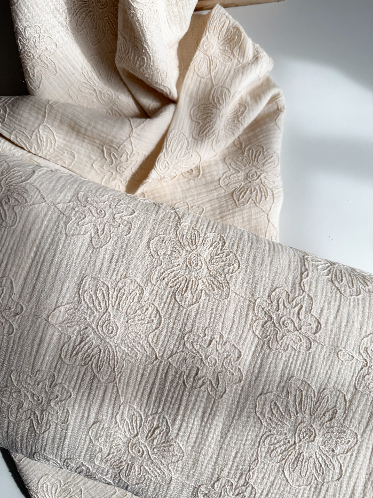 Natural and raw double gauze muslin fabric with pretty embroidered flowers 