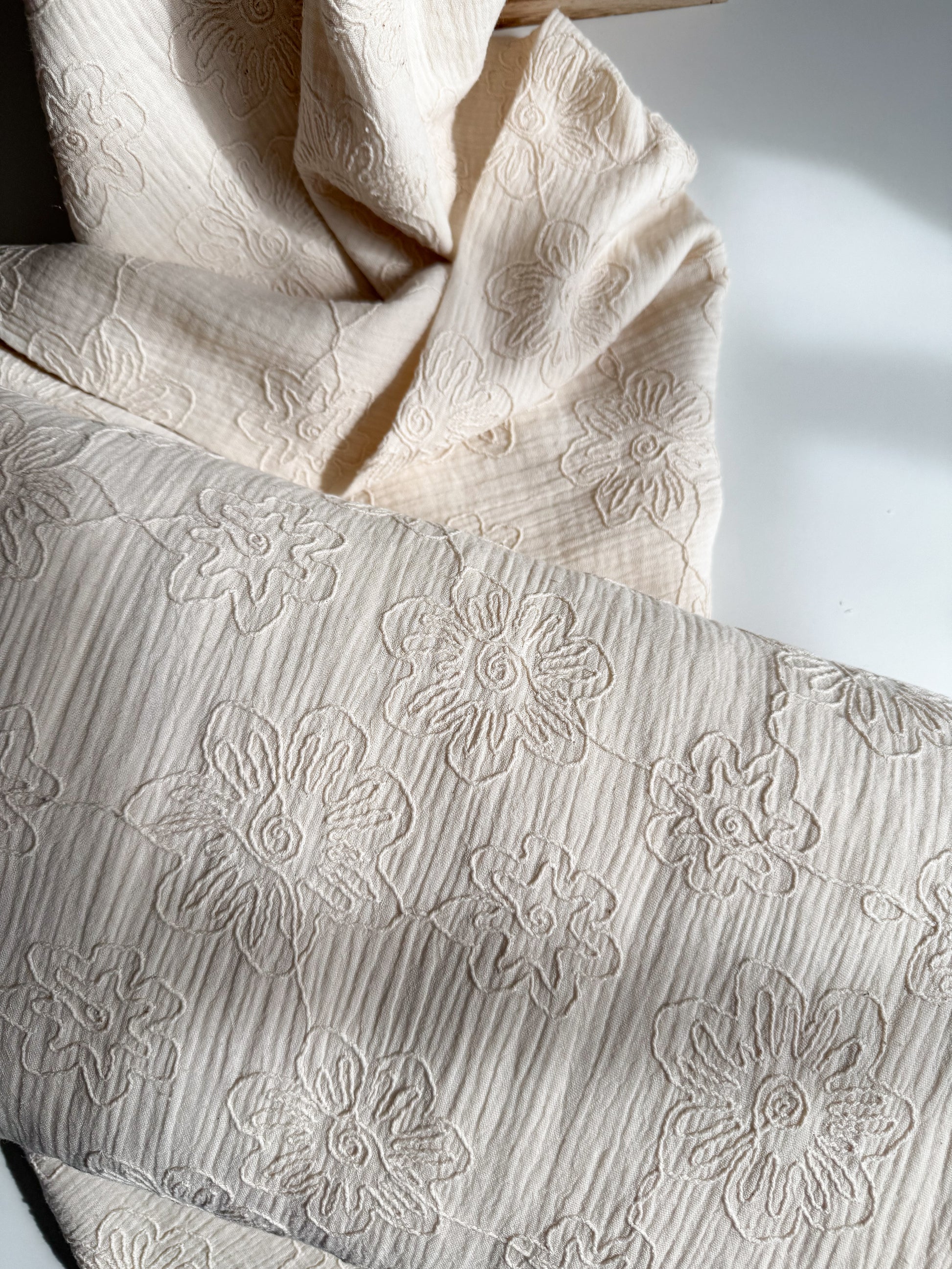 Natural and raw double gauze muslin fabric with pretty embroidered flowers 